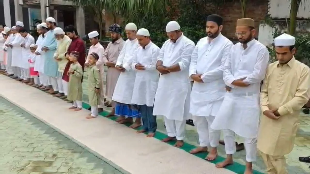 बिहार शरीफ के बड़ी दरगाह जामा मस्जिद समेत कई मस्जिदों में ईद की नमाज के लिए बड़ी संख्या में नमाजी जुटे, अमन-चैन की दुआ मांगी और एक-दूसरे को गले मिलकर बधाई दी 5