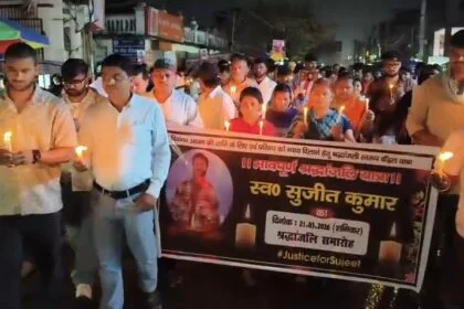 बेगूसराय में फोटोग्राफर की हत्या को लेकर लोगो मे आक्रोश, इंसाफ के लिए सैकड़ों लोगो ने निकाला कैंडल मार्च 24