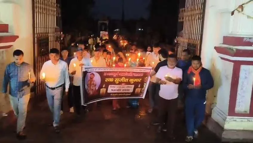 बेगूसराय में फोटोग्राफर की हत्या को लेकर लोगो मे आक्रोश, इंसाफ के लिए सैकड़ों लोगो ने निकाला कैंडल मार्च 3