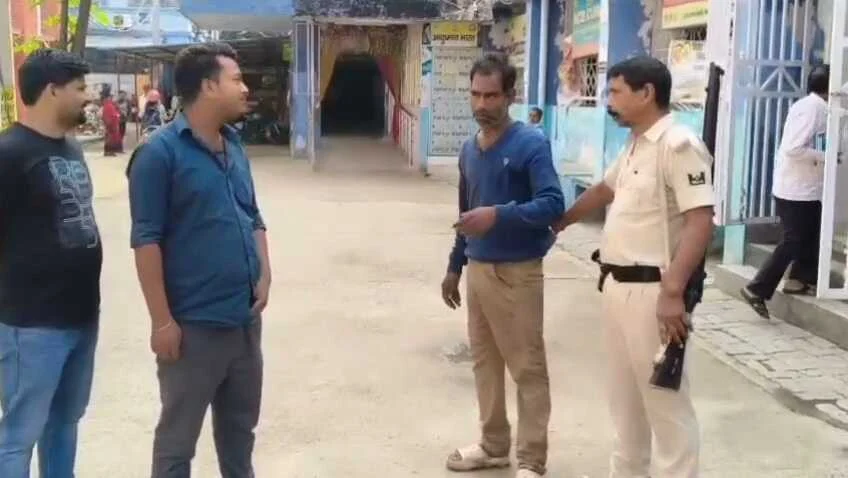 बेगूसराय में एक चोर ने महिला के कान से छीनी बाली, पकड़े जाने के डर से चोर ने निगली सोने की बाली, एक्स-रे में फंसा दिखा 'सबूत' 2