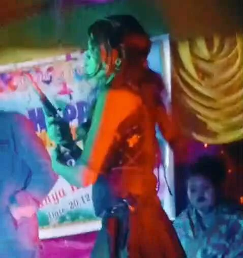 समस्तीपुर: देशी कट्टे के साथ डांसर का वीडियो वायरल,एसपी ने कहा-होगी कार्यवाई 4