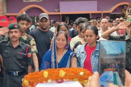 नालंदा के मोकरम गांव का लाल सूबेदार सुमन कुमार उर्फ पंकज सिंह लद्दाख में हुए शहीद, ड्यूटी के दौरान हिमस्खलन की चपेट में आए, अंतिम दर्शन के लिए उमड़ी गांव में भीड़ 17