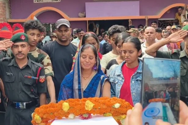 नालंदा के मोकरम गांव का लाल सूबेदार सुमन कुमार उर्फ पंकज सिंह लद्दाख में हुए शहीद, ड्यूटी के दौरान हिमस्खलन की चपेट में आए, अंतिम दर्शन के लिए उमड़ी गांव में भीड़ 5