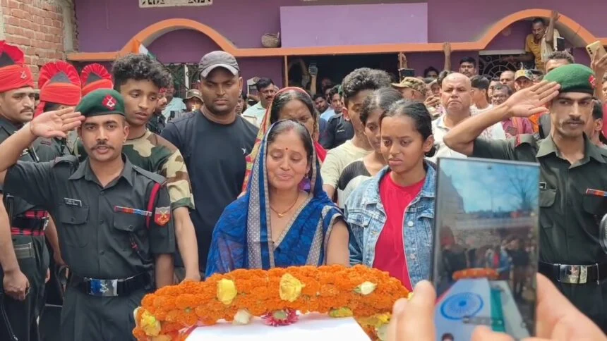 नालंदा के मोकरम गांव का लाल सूबेदार सुमन कुमार उर्फ पंकज सिंह लद्दाख में हुए शहीद, ड्यूटी के दौरान हिमस्खलन की चपेट में आए, अंतिम दर्शन के लिए उमड़ी गांव में भीड़ 1