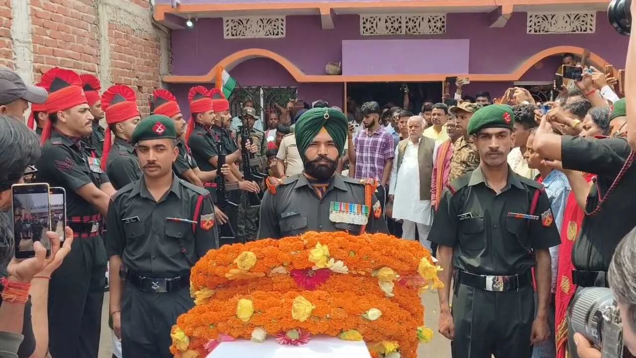 नालंदा के मोकरम गांव का लाल सूबेदार सुमन कुमार उर्फ पंकज सिंह लद्दाख में हुए शहीद, ड्यूटी के दौरान हिमस्खलन की चपेट में आए, अंतिम दर्शन के लिए उमड़ी गांव में भीड़ 2