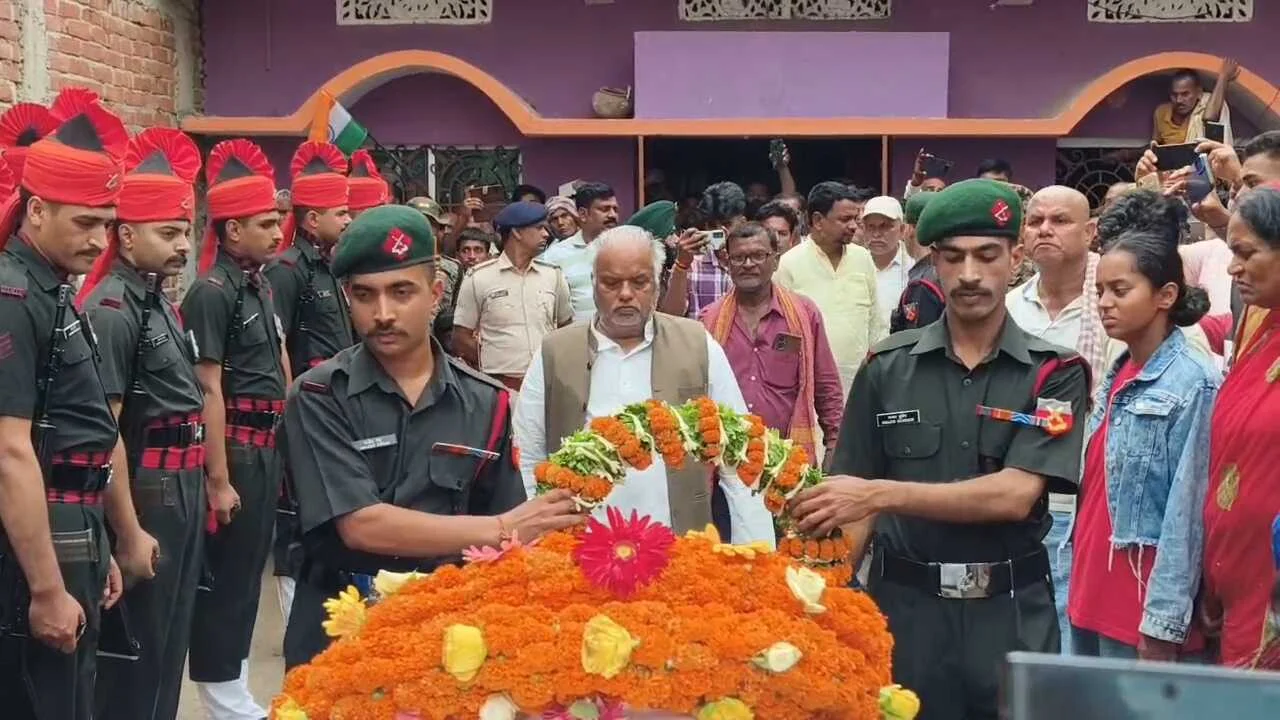 नालंदा के मोकरम गांव का लाल सूबेदार सुमन कुमार उर्फ पंकज सिंह लद्दाख में हुए शहीद, ड्यूटी के दौरान हिमस्खलन की चपेट में आए, अंतिम दर्शन के लिए उमड़ी गांव में भीड़ 3