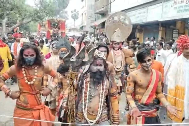 समस्तीपुर: रामनवमी पर भक्ति और भाईचारे का संगम, बजरंग दल की विशाल भव्य शोभायात्रा, मुस्लिम समुदाय ने शोभा यात्रा पर पुष्प वर्षा कर किया स्वागत 3