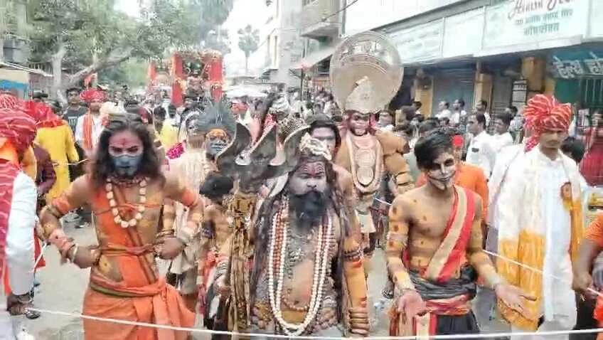 समस्तीपुर: रामनवमी पर भक्ति और भाईचारे का संगम, बजरंग दल की विशाल भव्य शोभायात्रा, मुस्लिम समुदाय ने शोभा यात्रा पर पुष्प वर्षा कर किया स्वागत 8
