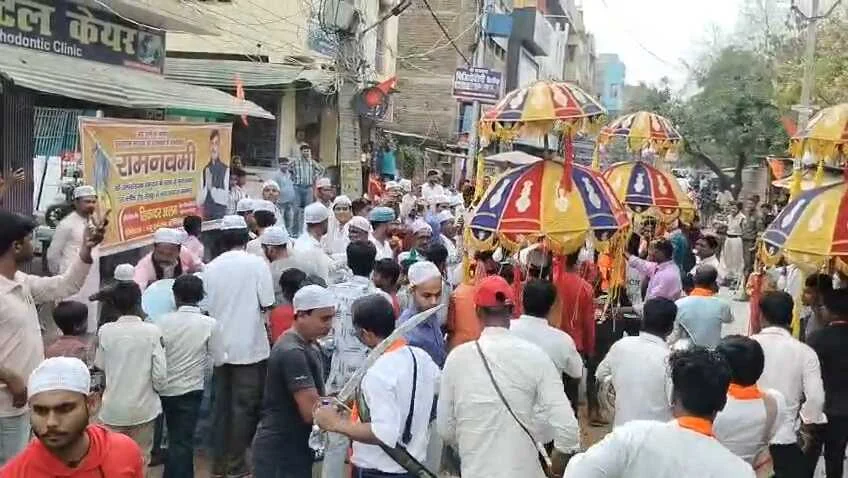 समस्तीपुर: रामनवमी पर भक्ति और भाईचारे का संगम, बजरंग दल की विशाल भव्य शोभायात्रा, मुस्लिम समुदाय ने शोभा यात्रा पर पुष्प वर्षा कर किया स्वागत 3