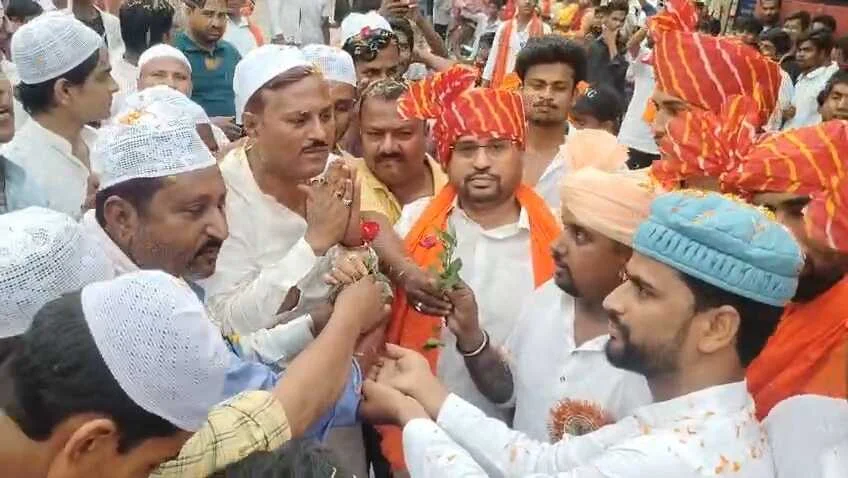 समस्तीपुर: रामनवमी पर भक्ति और भाईचारे का संगम, बजरंग दल की विशाल भव्य शोभायात्रा, मुस्लिम समुदाय ने शोभा यात्रा पर पुष्प वर्षा कर किया स्वागत 2