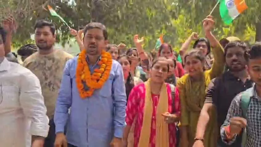 बेगूसराय में TRE-4 को लेकर छात्र नेता दिलीप कुमार की सरकार को दो टूक, 'मांगें पूरी नहीं हुई तो पटना की सड़कें होंगी जाम' 11