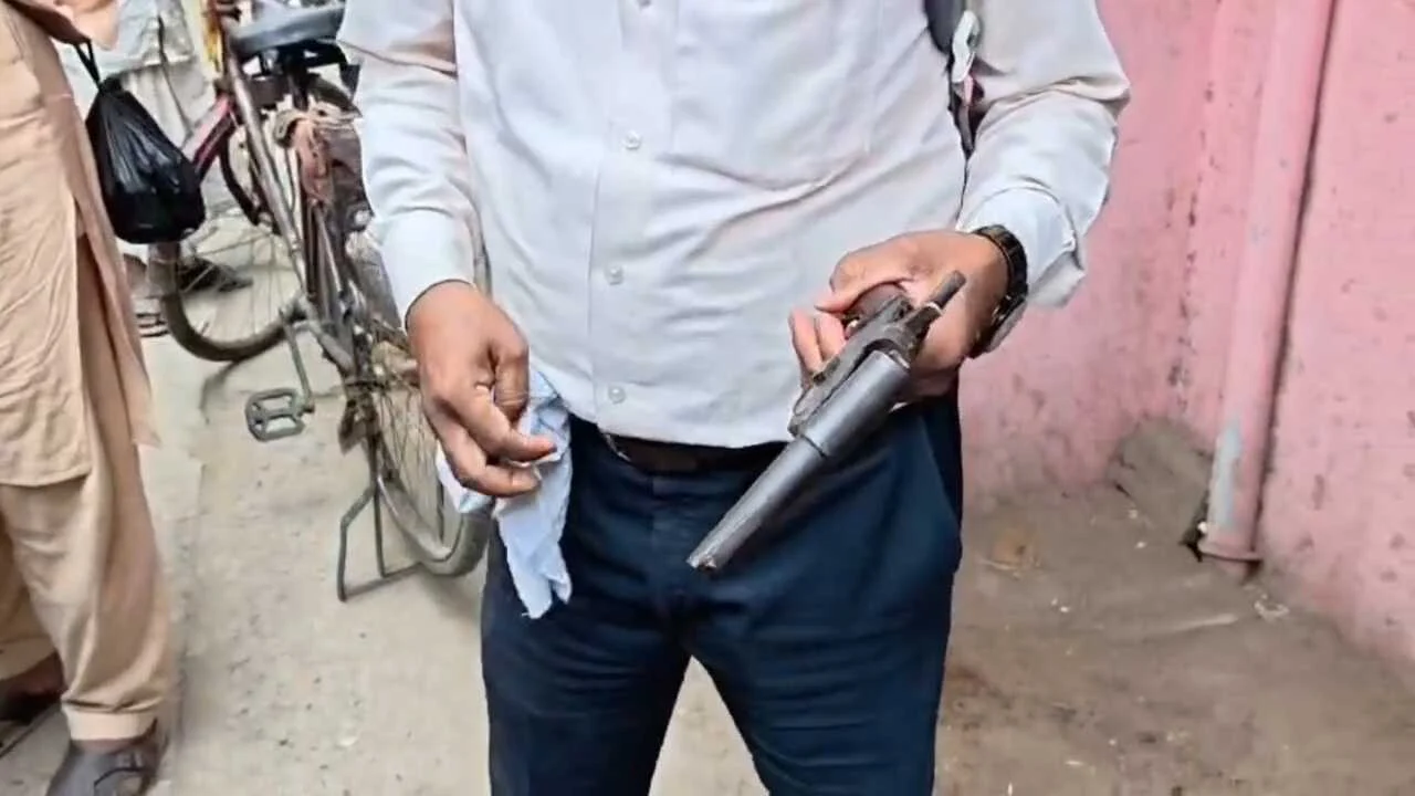 नालंदा: लहेरी थाना क्षेत्र इलाके में दिनदहाड़े लूट का प्रयास असफल, मुन्ना लाल महेश लाल आर्य ज्वेलर्स के स्टाफ के साथ बाइक सवार लूटेरों ने लूट की कोशिश की, मोटरसाइकिल एक पिस्टल कारतूस बरामद 3