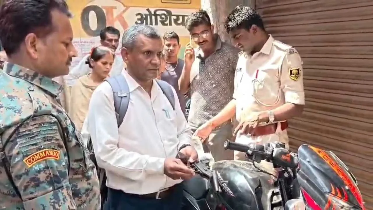 नालंदा: लहेरी थाना क्षेत्र इलाके में दिनदहाड़े लूट का प्रयास असफल, मुन्ना लाल महेश लाल आर्य ज्वेलर्स के स्टाफ के साथ बाइक सवार लूटेरों ने लूट की कोशिश की, मोटरसाइकिल एक पिस्टल कारतूस बरामद 9