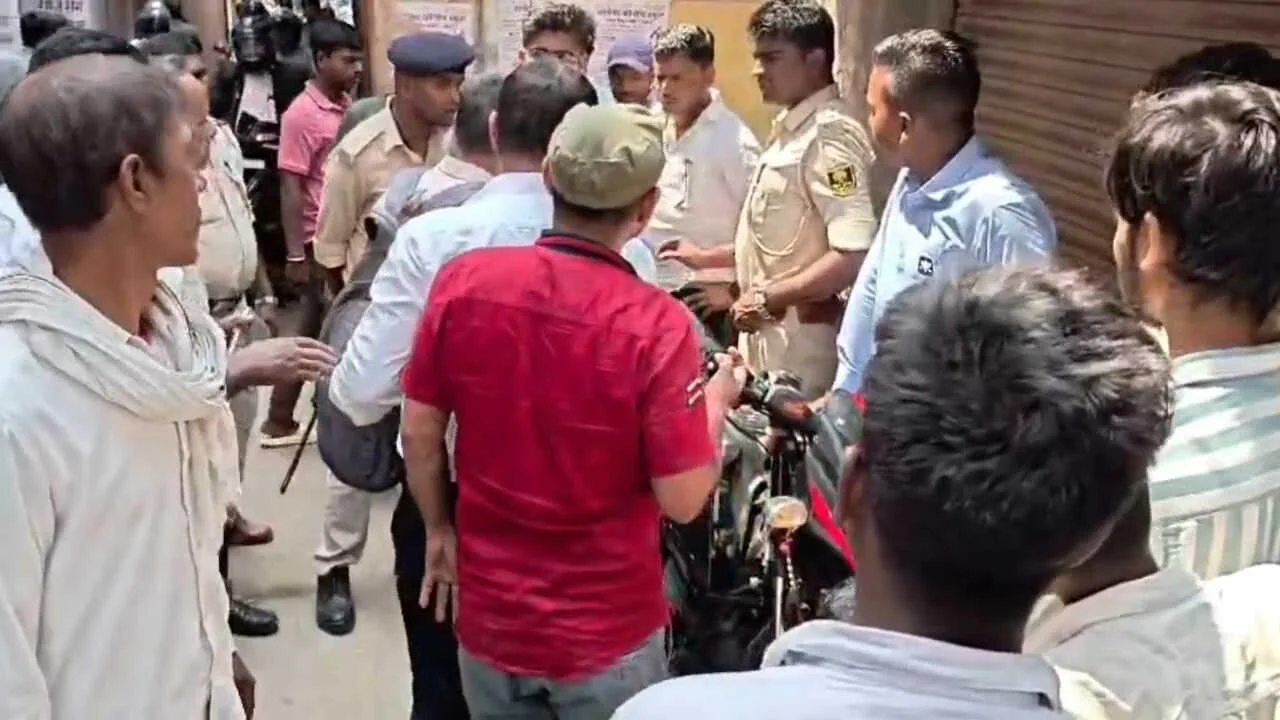 नालंदा: लहेरी थाना क्षेत्र इलाके में दिनदहाड़े लूट का प्रयास असफल, मुन्ना लाल महेश लाल आर्य ज्वेलर्स के स्टाफ के साथ बाइक सवार लूटेरों ने लूट की कोशिश की, मोटरसाइकिल एक पिस्टल कारतूस बरामद 2