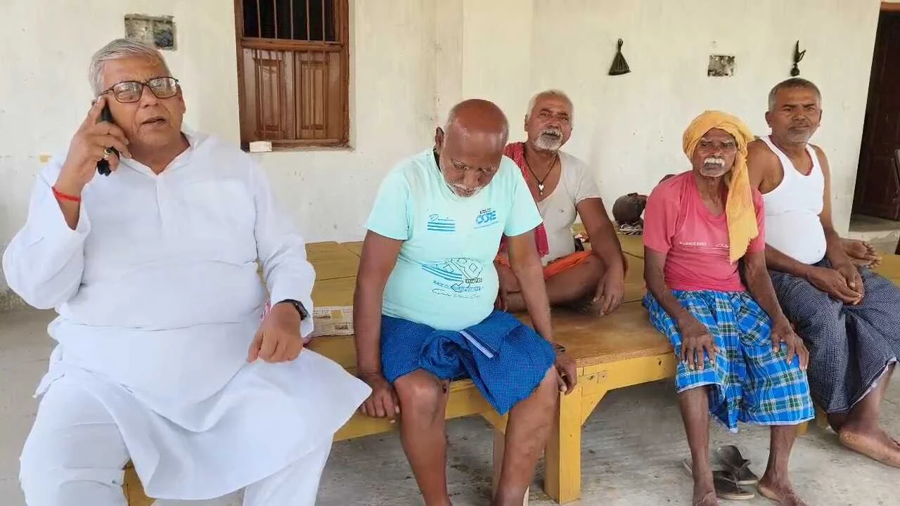 नालंदा: नीतीश के इस्तीफे से नालंदा में सन्नाटा, गांव में पसरी मायूसी, एमएलसी पद छोड़ते ही भावुक हुआ सीएम का गांव, ग्रामीण बोले- अब क्या होगा बिहार का? नीतीश नहीं तो सुशासन नहीं’गांव में गूंजा भावनात्मक स्वर 3