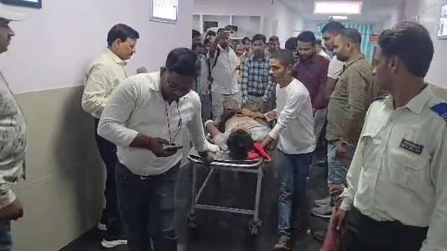 बेगूसराय में अपराधियों ने दिनदहाड़े बीच सड़क पर वॉलीबॉल खिलाड़ी को मारी गोली, हालत नाजुक 2