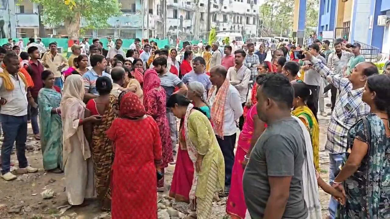 नालंदा में मंगलवार को शीतला मंदिर में लगे मेले के दौरान मची भगदड़, तीन की मौत, दस से अधिक गंभीर रूप से जख्मी, पुलिस मौके पर पहुंची 3