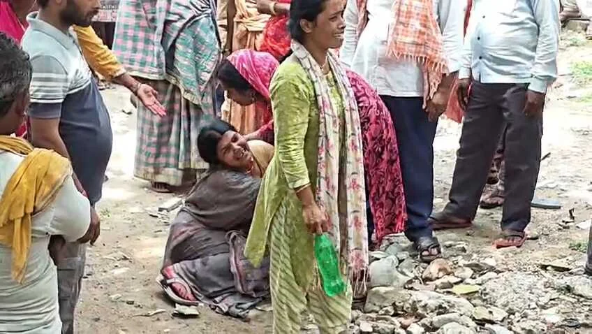 नालंदा में मंगलवार को शीतला मंदिर में लगे मेले के दौरान मची भगदड़, तीन की मौत, दस से अधिक गंभीर रूप से जख्मी, पुलिस मौके पर पहुंची 4