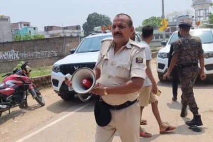 नालंदा: भगदड़ के बाद घटनास्थल पर पहुंचे आईजी जितेंद्र राणा आयुक्त पटना डीएम एसपी एसडीएम नवादा एसपी पहुंचे घटनास्थल पर, मंदिर को किया बंद, सीसीटीवी की हो रही जांच, मृतकों की संख्या अभी आठ 24