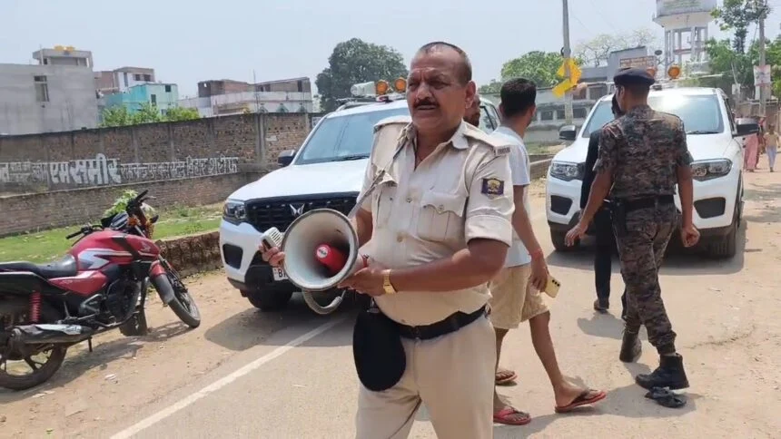 नालंदा: भगदड़ के बाद घटनास्थल पर पहुंचे आईजी जितेंद्र राणा आयुक्त पटना डीएम एसपी एसडीएम नवादा एसपी पहुंचे घटनास्थल पर, मंदिर को किया बंद, सीसीटीवी की हो रही जांच, मृतकों की संख्या अभी आठ 1