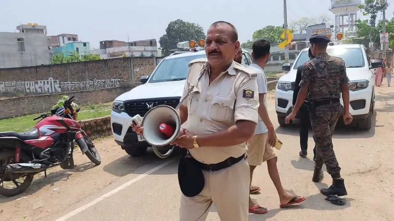 नालंदा: भगदड़ के बाद घटनास्थल पर पहुंचे आईजी जितेंद्र राणा आयुक्त पटना डीएम एसपी एसडीएम नवादा एसपी पहुंचे घटनास्थल पर, मंदिर को किया बंद, सीसीटीवी की हो रही जांच, मृतकों की संख्या अभी आठ 5