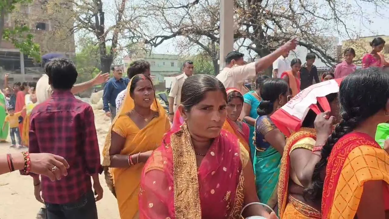 नालंदा: भगदड़ के बाद घटनास्थल पर पहुंचे आईजी जितेंद्र राणा आयुक्त पटना डीएम एसपी एसडीएम नवादा एसपी पहुंचे घटनास्थल पर, मंदिर को किया बंद, सीसीटीवी की हो रही जांच, मृतकों की संख्या अभी आठ 2