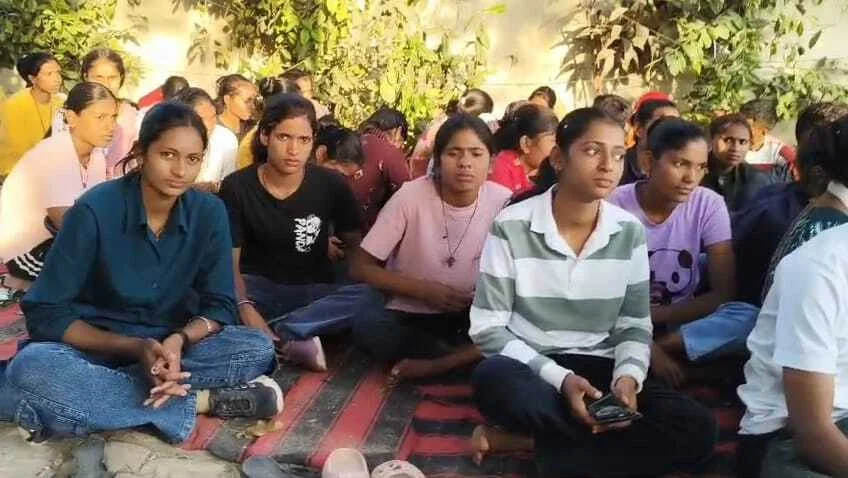 बेगूसराय में बहाली की मांग पर अड़े 419 होमगार्ड अभ्यर्थी, मंत्री संजय पासवान के सामने डीएम ने नहीं उठाया फोन; मचा बवाल 2