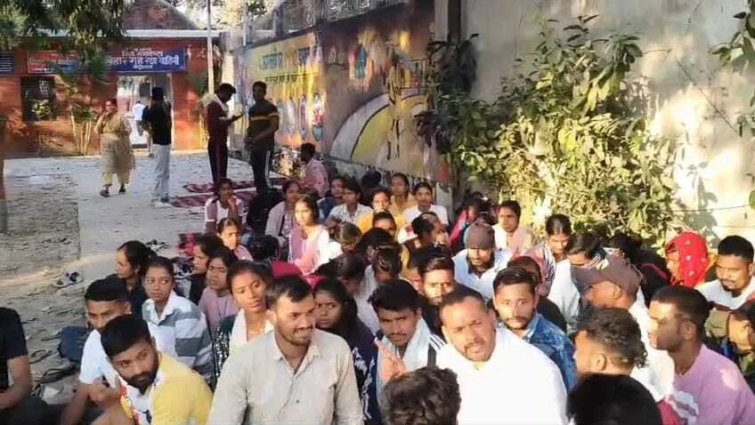 बेगूसराय में बहाली की मांग पर अड़े 419 होमगार्ड अभ्यर्थी, मंत्री संजय पासवान के सामने डीएम ने नहीं उठाया फोन; मचा बवाल 3