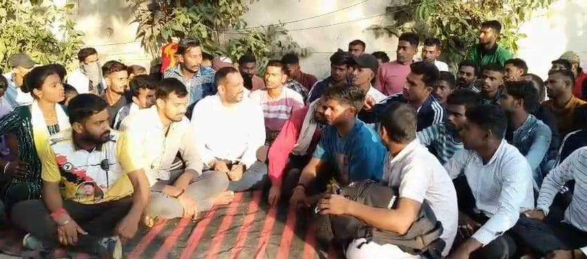 बेगूसराय में बहाली की मांग पर अड़े 419 होमगार्ड अभ्यर्थी, मंत्री संजय पासवान के सामने डीएम ने नहीं उठाया फोन; मचा बवाल 13