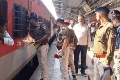 बरौनी जंक्शन पर डॉग स्क्वायड के साथ रेल पुलिस का सघन चेकिंग अभियान 20