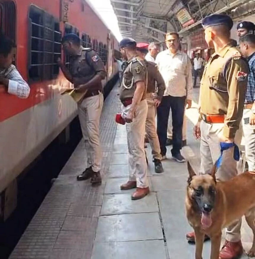 बरौनी जंक्शन पर डॉग स्क्वायड के साथ रेल पुलिस का सघन चेकिंग अभियान 1