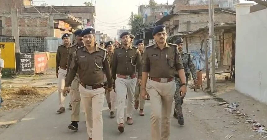 समस्तीपुर: वारिसनगर में एसडीपीओ के नेतृत्व में निकला फ्लैग मार्च, हुड़दंगियों को दी कड़ी चेतावनी 1