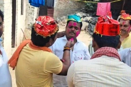 समस्तीपुर: वार्ड 33 के स्वच्छता वीरों के संग पार्षद ने मनाई होली, मिठाई और गुलाल बांटकर साझा की खुशियां 25