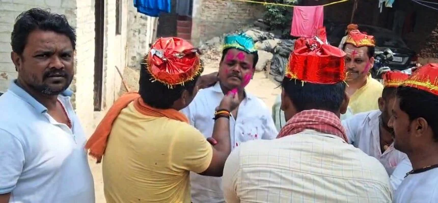 समस्तीपुर: वार्ड 33 के स्वच्छता वीरों के संग पार्षद ने मनाई होली, मिठाई और गुलाल बांटकर साझा की खुशियां 1