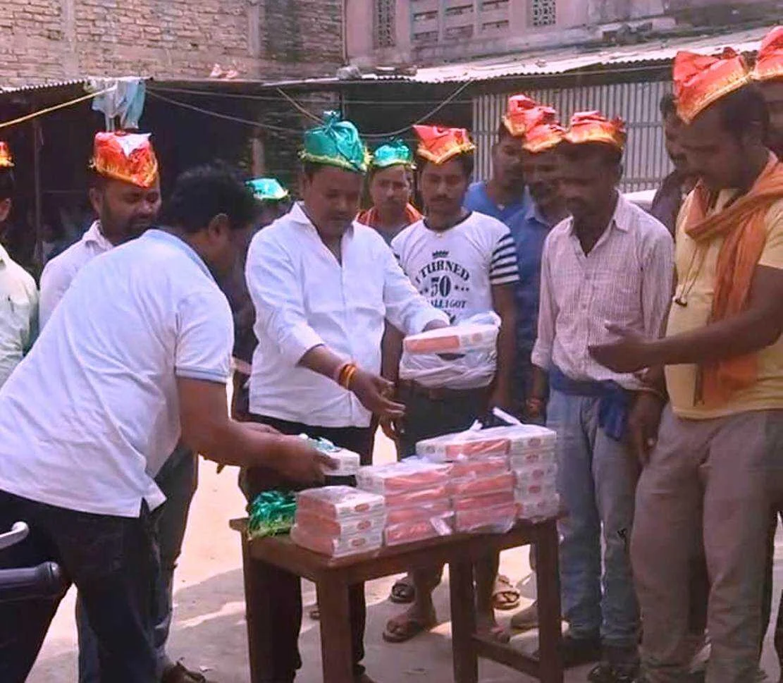 समस्तीपुर: वार्ड 33 के स्वच्छता वीरों के संग पार्षद ने मनाई होली, मिठाई और गुलाल बांटकर साझा की खुशियां 2