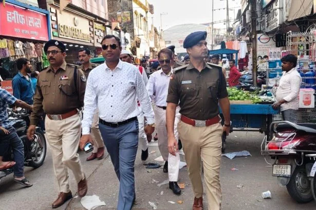 होली और रमजान को लेकर प्रशासन अलर्ट: SDM दिलीप कुमार के नेतृत्व में पुलिस बल ने किया फ्लैग मार्च 1