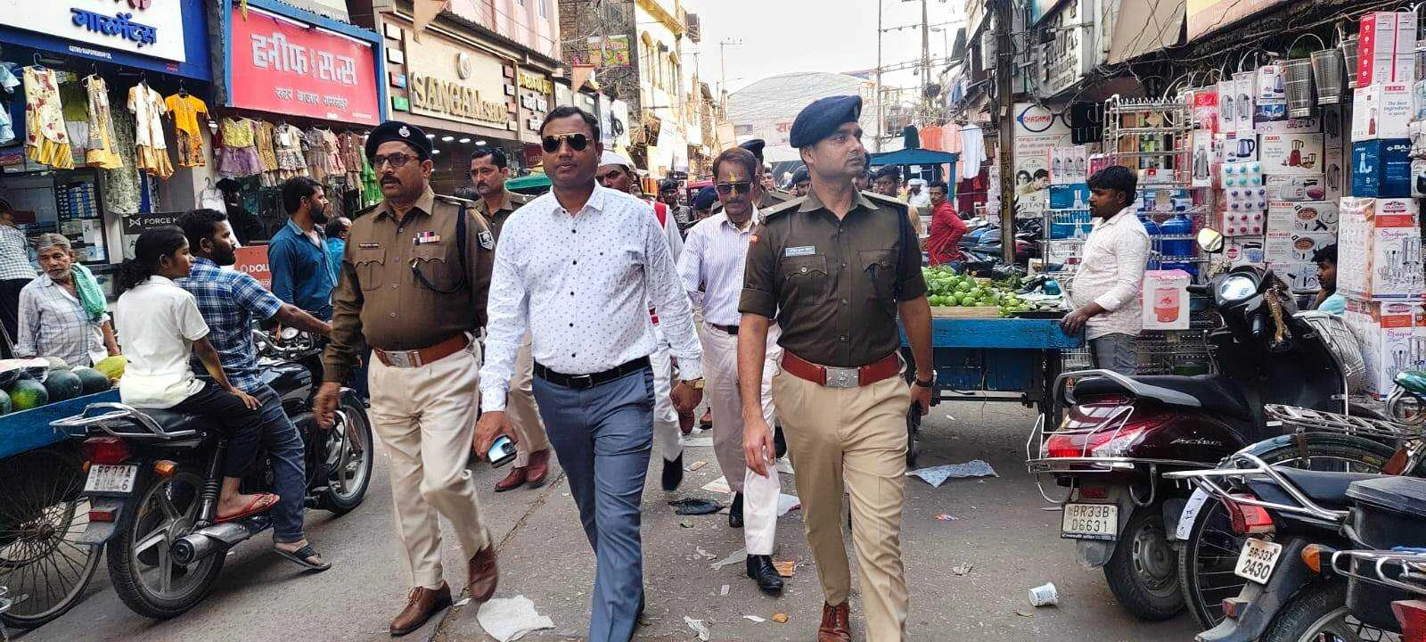 होली और रमजान को लेकर प्रशासन अलर्ट: SDM दिलीप कुमार के नेतृत्व में पुलिस बल ने किया फ्लैग मार्च 4