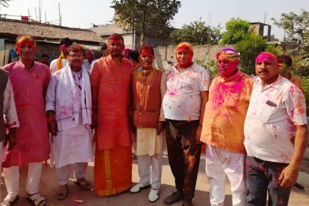 तेघरा के काजी रसलपुर पंचायत में आयोजित होली मिलन समारोह में शामिल हुये सैकड़ों लोग 1