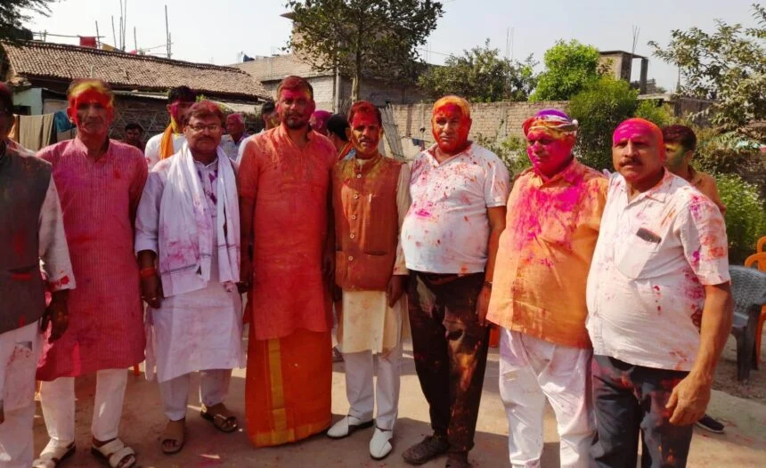 तेघरा के काजी रसलपुर पंचायत में आयोजित होली मिलन समारोह में शामिल हुये सैकड़ों लोग 1