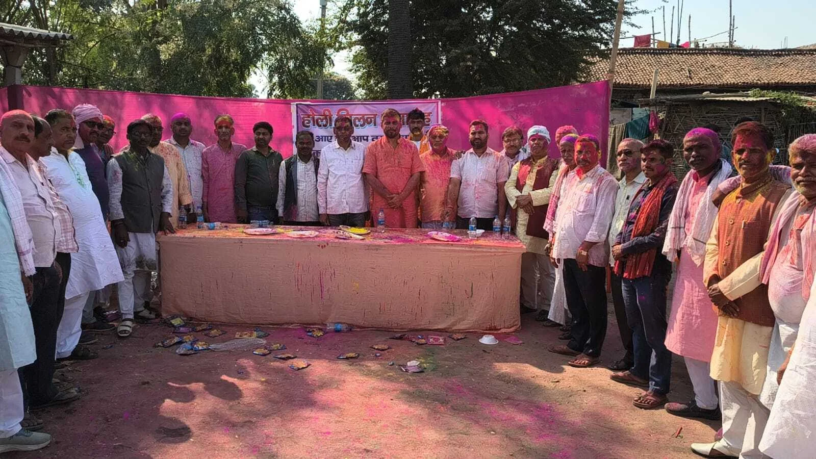 तेघरा के काजी रसलपुर पंचायत में आयोजित होली मिलन समारोह में शामिल हुये सैकड़ों लोग 2