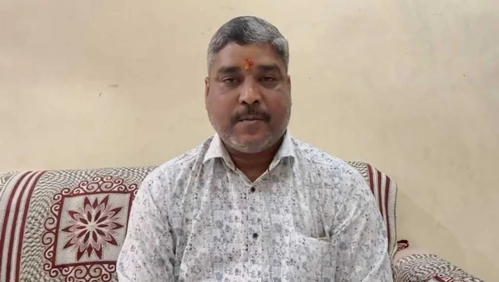 समस्तीपुर: सोशल मीडिया पर अग्निपीड़ित परिवार ने रील डालकर राजू सहनी से मांगी मदद, राजू सहनी ने महीनों का राशन सामग्री, बर्तन,कपड़ा व अन्य जरूरत के सामान उपलब्ध कराया 2