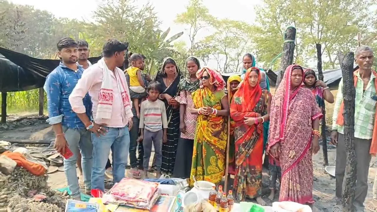 समस्तीपुर: सोशल मीडिया पर अग्निपीड़ित परिवार ने रील डालकर राजू सहनी से मांगी मदद, राजू सहनी ने महीनों का राशन सामग्री, बर्तन,कपड़ा व अन्य जरूरत के सामान उपलब्ध कराया 3