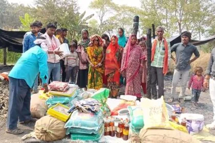 समस्तीपुर: सोशल मीडिया पर अग्निपीड़ित परिवार ने रील डालकर राजू सहनी से मांगी मदद, राजू सहनी ने महीनों का राशन सामग्री, बर्तन,कपड़ा व अन्य जरूरत के सामान उपलब्ध कराया 17