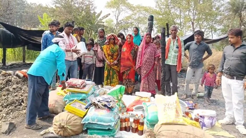 समस्तीपुर: सोशल मीडिया पर अग्निपीड़ित परिवार ने रील डालकर राजू सहनी से मांगी मदद, राजू सहनी ने महीनों का राशन सामग्री, बर्तन,कपड़ा व अन्य जरूरत के सामान उपलब्ध कराया 1