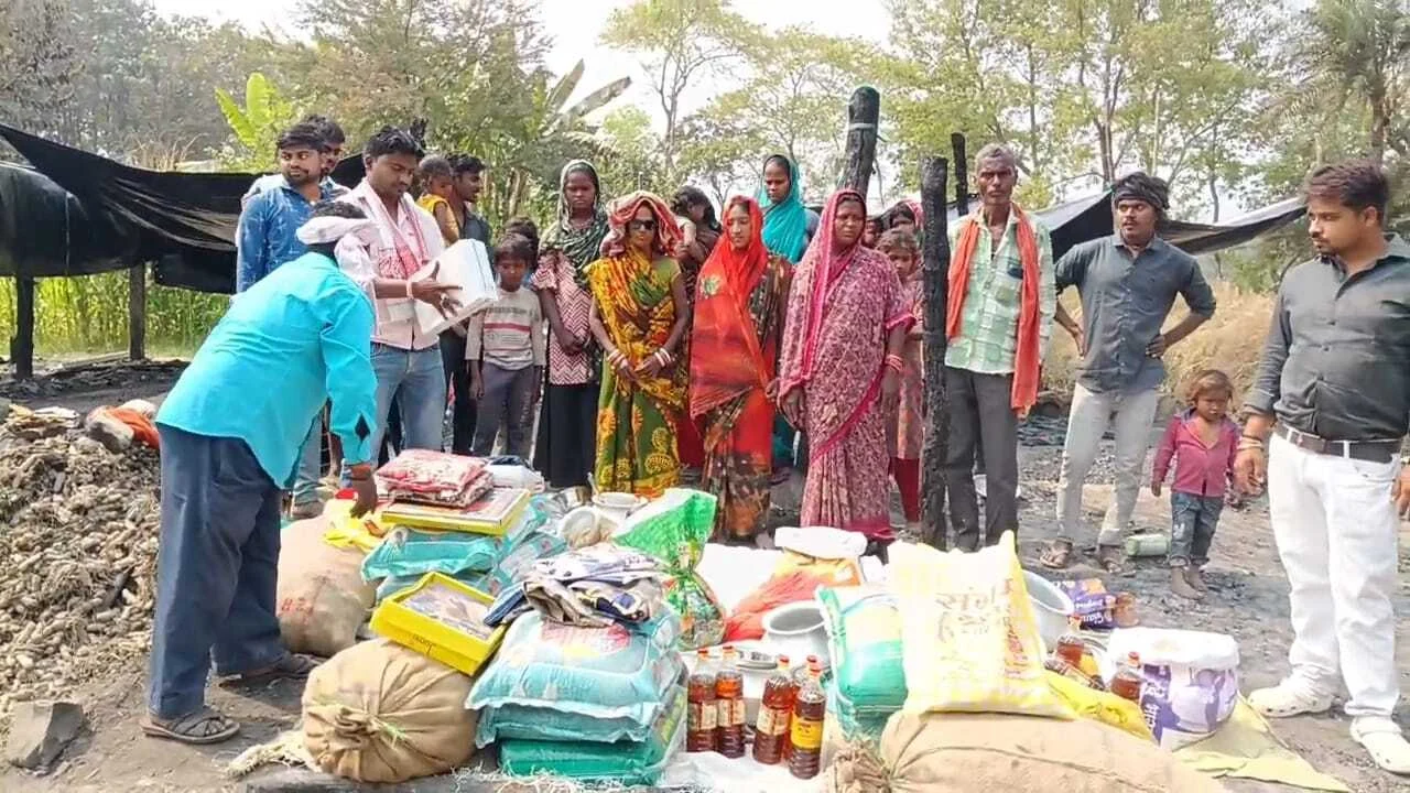 समस्तीपुर: सोशल मीडिया पर अग्निपीड़ित परिवार ने रील डालकर राजू सहनी से मांगी मदद, राजू सहनी ने महीनों का राशन सामग्री, बर्तन,कपड़ा व अन्य जरूरत के सामान उपलब्ध कराया 5