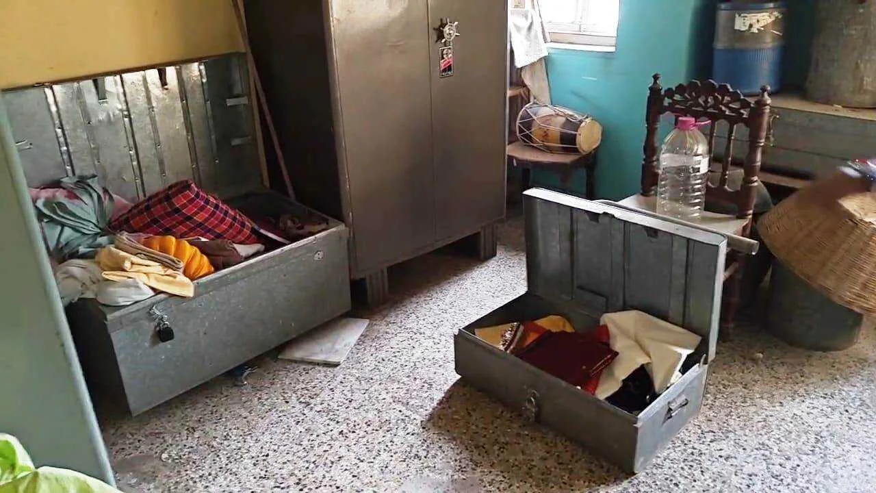 अज्ञात चोरों ने बंद घर को बनाया निशाना, महंगे आभूषण बर्तन समेत आठ लाख के सामान की हुई चोरी 2