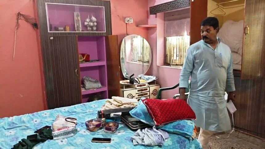 अज्ञात चोरों ने बंद घर को बनाया निशाना, महंगे आभूषण बर्तन समेत आठ लाख के सामान की हुई चोरी 1