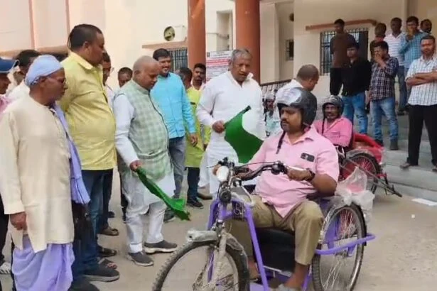 'जब तक नीतीश हैं, नहीं हटेगी शराबबंदी': मंत्री श्रवण कुमार का एलान; दिव्यांगों को आत्मनिर्भर बनाने के लिए बांटी गई ट्राईसाइकिल 1