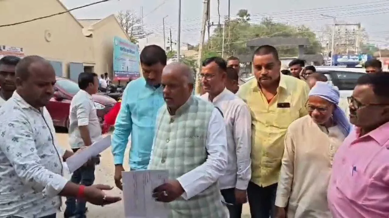 'जब तक नीतीश हैं, नहीं हटेगी शराबबंदी': मंत्री श्रवण कुमार का एलान; दिव्यांगों को आत्मनिर्भर बनाने के लिए बांटी गई ट्राईसाइकिल 2