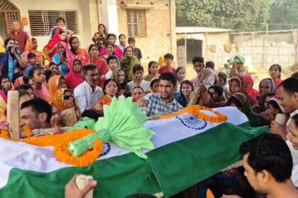 शहीद मुरारी कुमार अमर रहें: झारखंड में ड्यूटी के दौरान बेगूसराय के जवान ने दी शहादत, तिरंगे के साथ उमड़ा जनसैलाब 4